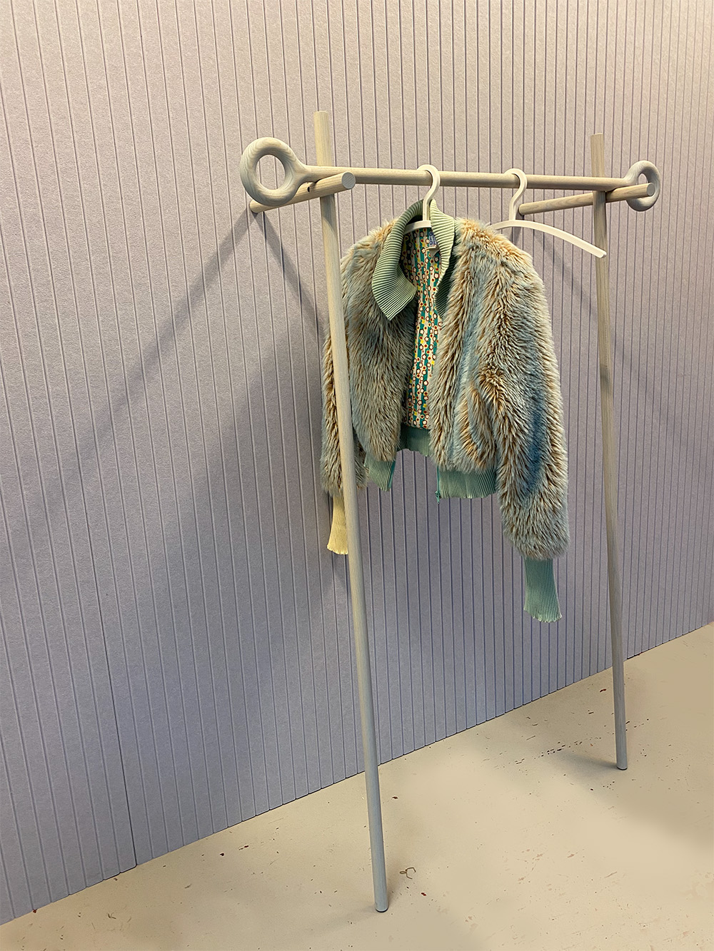 Professor-Oslo-Llac-background-Carree-white